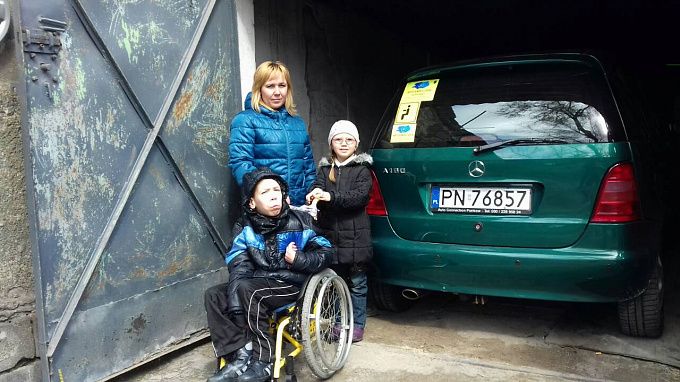 Имеет ли семья с инвалидом с детства (ребенком-инвалидом) право на получение легкового автомобиля бесплатно или на льготных условиях?