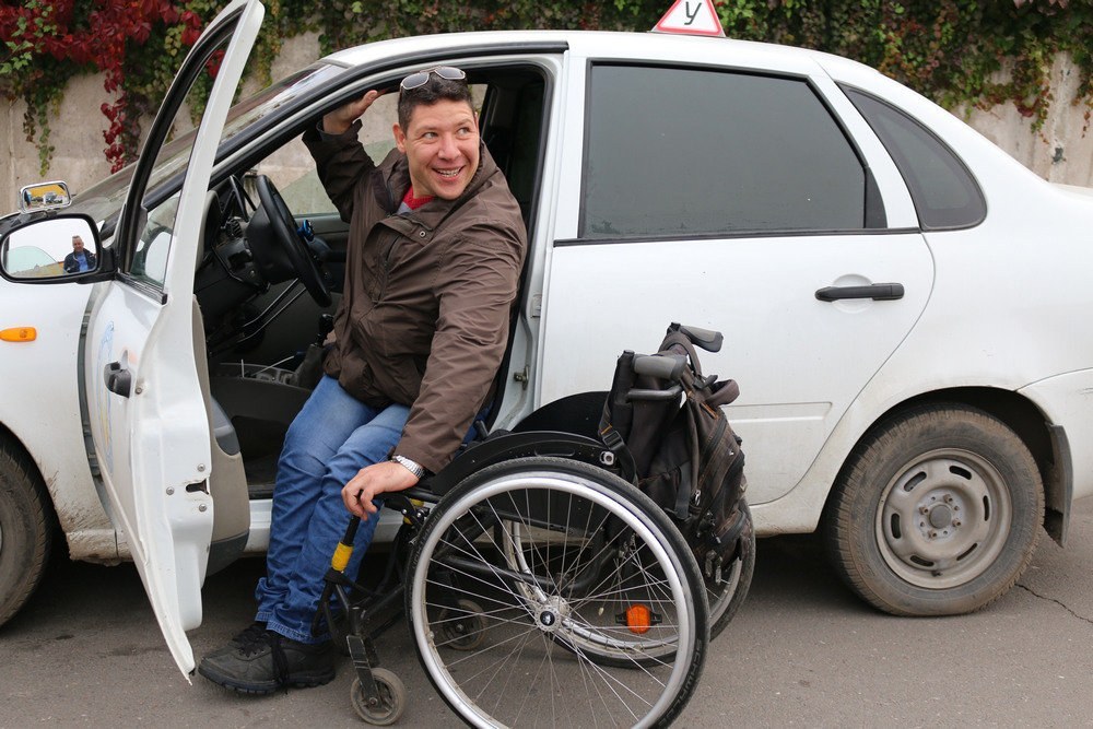 Какая машина для инвалидов. Автомобиль для инвалидов. Автомобиль для инвалидов колясочников. Автомобиль для людей с ограниченными возможностями. Российские автомобили для инвалидов.