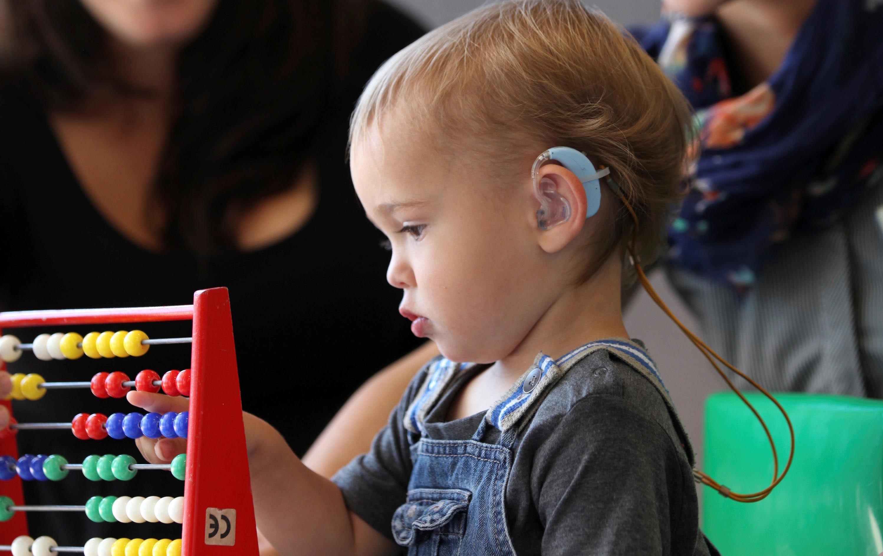 Научиться играть на слух. Дети с нарушением слуха.. Дошкольники с нарушением слуха. Ребенок с кохлеарным имплантом. Глухие дети.