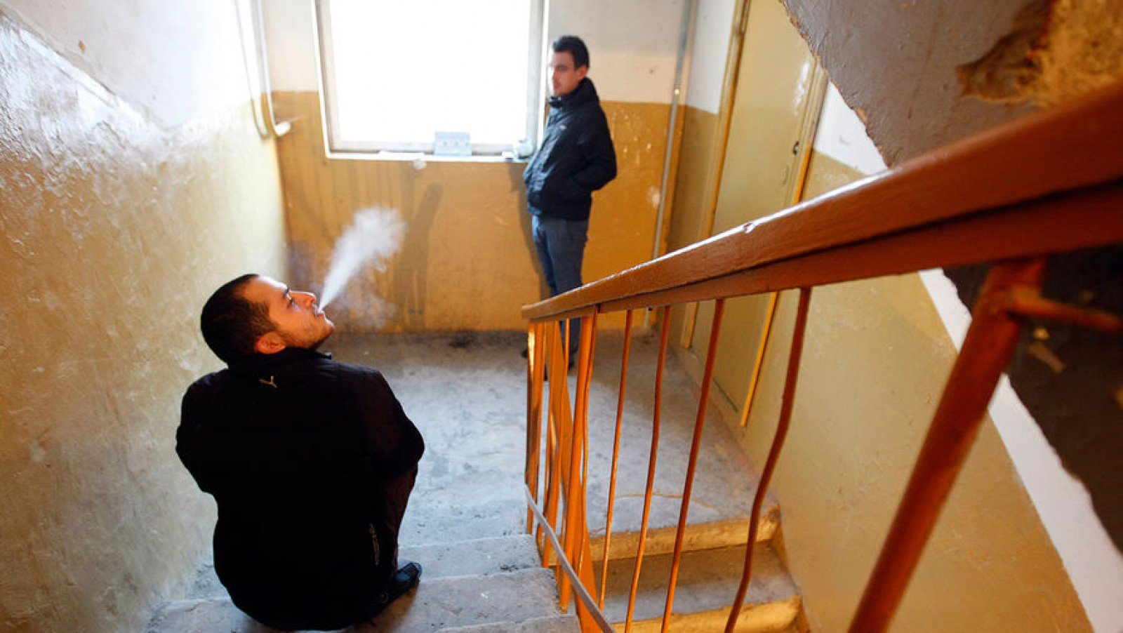 Муж курит в квартире. Курят в подъезде. Курит в подъезде. Курение на лестничной площадке. Курящий в подъезде.