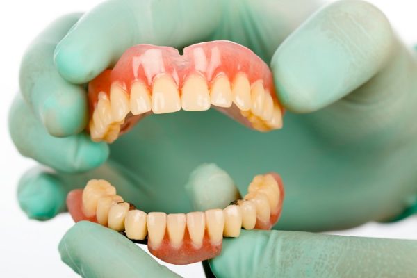 Льготы на протезирование зубов ветеранам труда в 2023 году