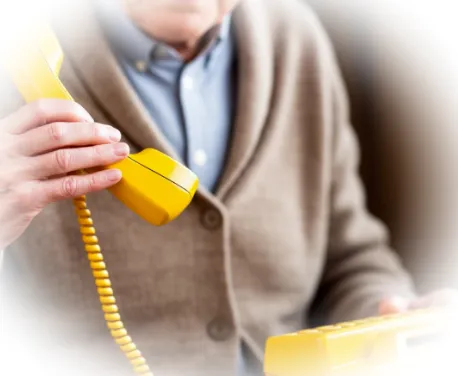 Помощь пожилым людям: как работает горячая линия