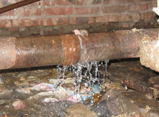 Запах канализации в частном доме: причины и устранение