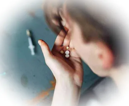 За гранью любопытства: почему подростки употребляют наркотики и как уберечь ребенка от опасных соблазнов