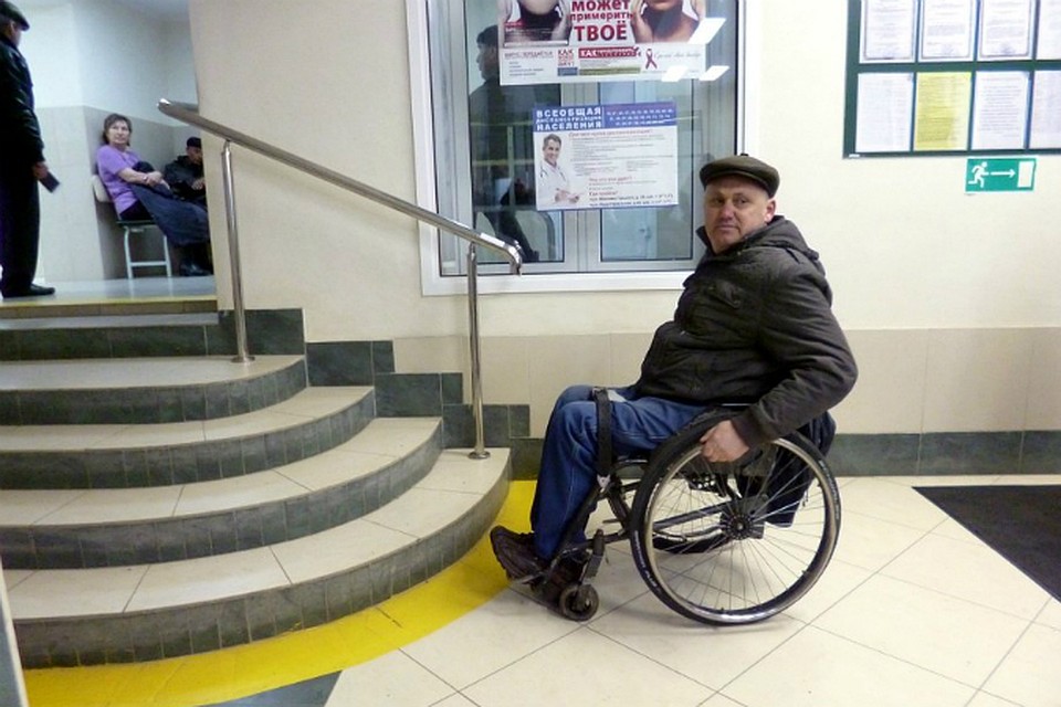 Обидел инвалида. Коляска для инвалидов. Инвалид колясочник. Человек на коляске. Пандус для людей с ограниченными возможностями.