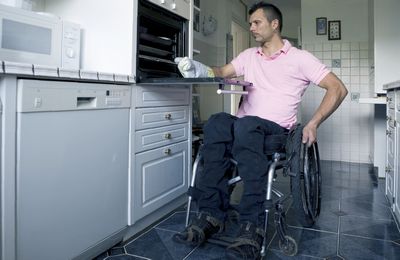 Льготы для инвалидов по оплате ЖКХ: что положено в 2021 году, как их получить, что делать если отказали