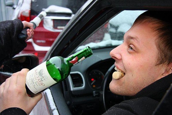 Является ли уголовно наказуемым деянием управление транспортным средством лицом в состоянии опьянения?