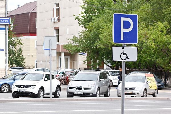 В каком порядке выдается опознавательный знак  «Инвалид», при наличии которого предоставляется право на бесплатную парковку?