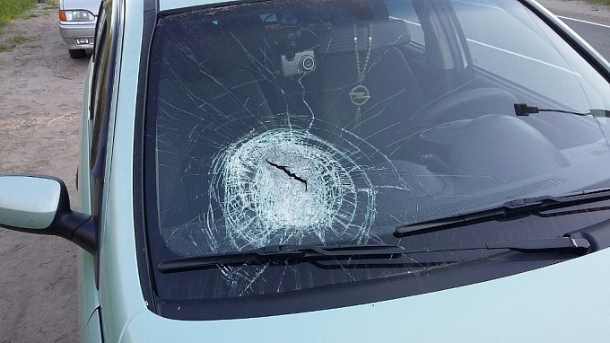 В лобовое стекло на трассе попал камень. Как возместить ущерб?