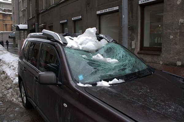 Метровые сугробы и примерзшие авто: 11 фото, на которых зима разыгралась на славу