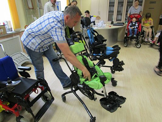 Как оформить ребенку или инвалиду с детства получение кресла-коляски и других средств реабилитации?