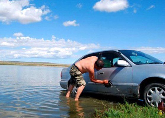Часто вижу, что автовладельцы моют свои машины на берегу рек, озер. Это правомерно?